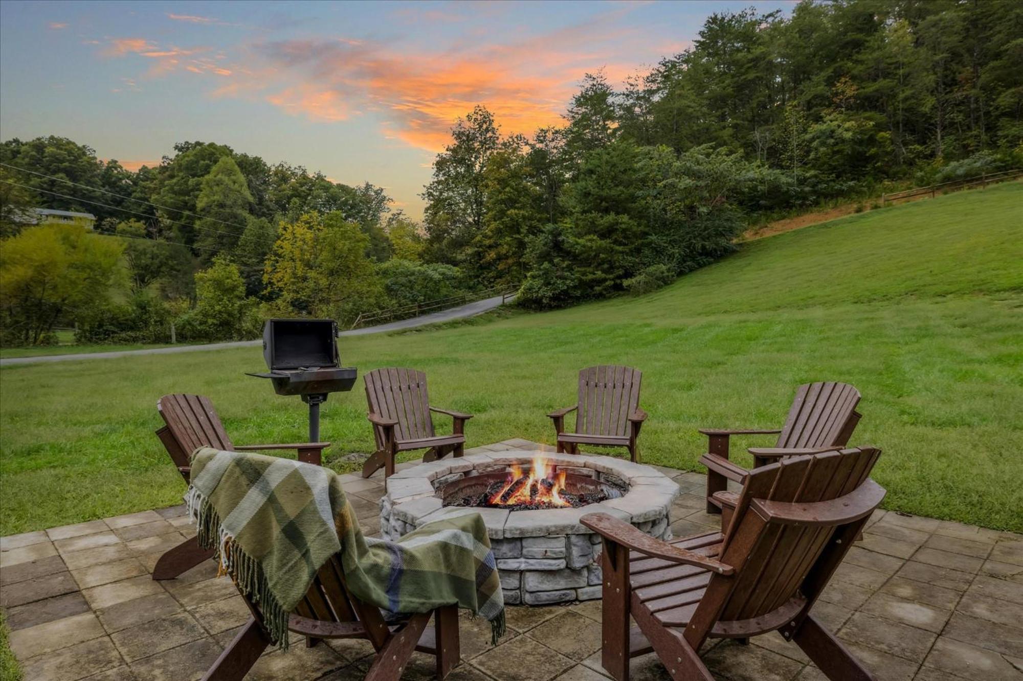 Hot Tub Fire Pit Game Room Theater Easy Access Sleeps 12 - Black Bear Lodge Pigeon Forge Extérieur photo